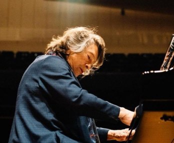 Элизабет Леонская, фортепиано